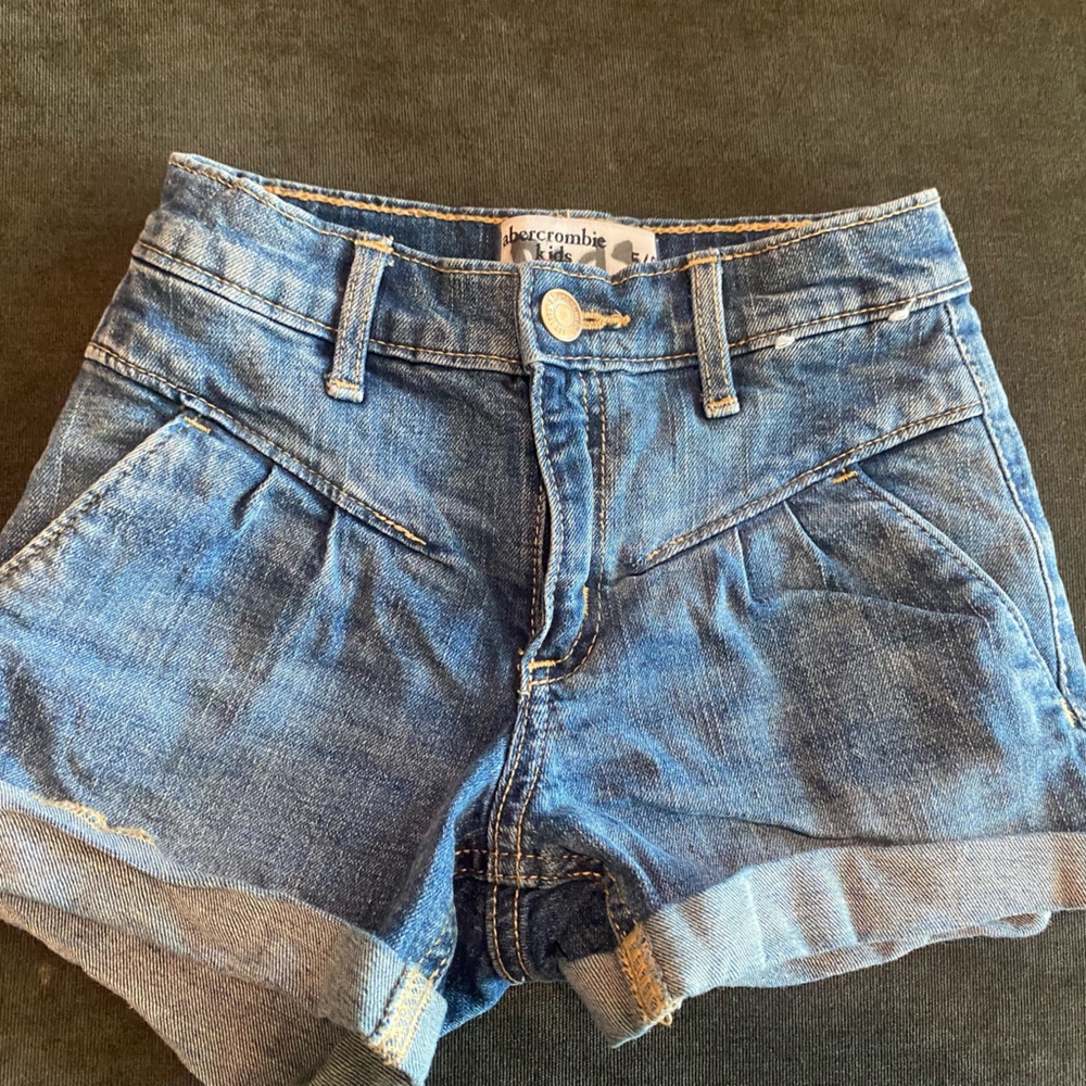 Girls Abercrombie 5/6 Mini- Mom Jean shorts.